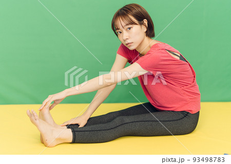 体操する女性 93498783