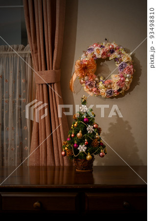 クリスマスツリーとクリスマスリース クリスマスツリーとクリスマスリース 93498810