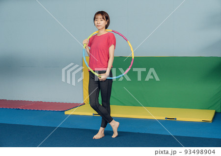 フラフープをする女性 93498904