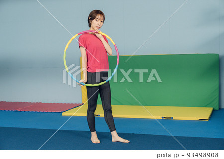 フラフープをする女性 93498908