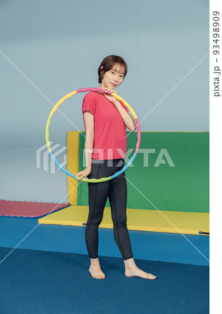 フラフープをする女性 93498909