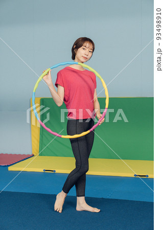 フラフープをする女性 フラフープをする女性 93498910