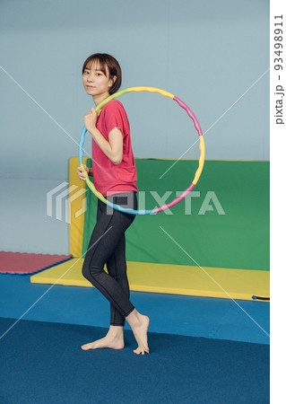 フラフープをする女性 フラフープをする女性 93498911