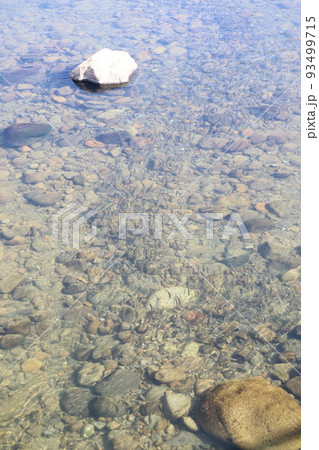 群れて泳ぐ鮎 93499715