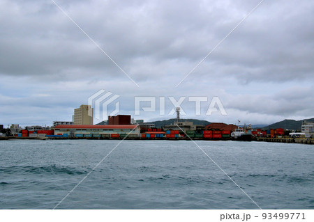 石垣島 竹富島に向かうフェリーより石垣港を望む 石垣島 竹富島に向かうフェリーより石垣港を望む 93499771
