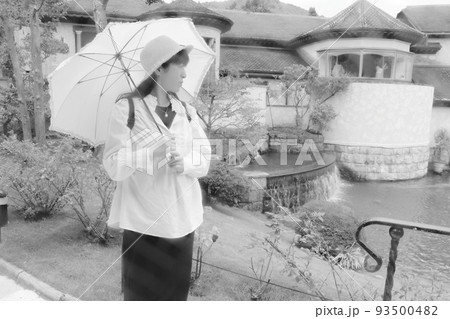 日傘をさす女性 日傘をさす女性 93500482