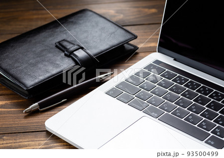 手帳とパソコン 93500499