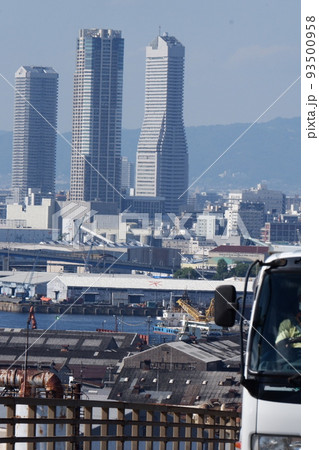 大阪新木津川大橋を渡るトラック 大阪新木津川大橋を渡るトラック 93500958