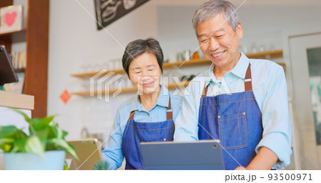 old couple use tablet 93500971