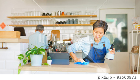 cleaning the coffee shop 93500973