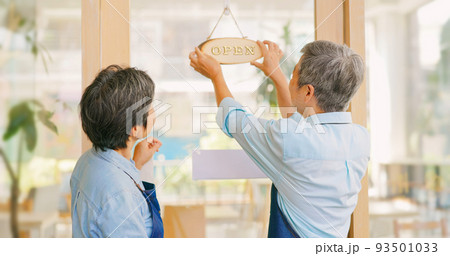 old couple open a cafe 93501033