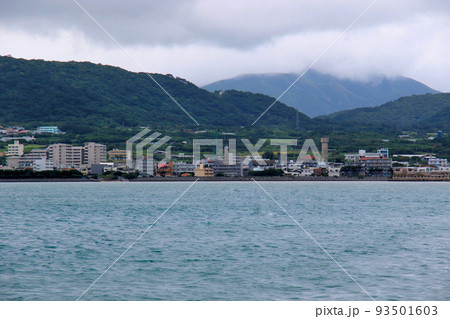 石垣島 竹富島に向かうフェリーより石垣島のリゾート地を望む 石垣島 竹富島に向かうフェリーより石垣島のリゾート地を望む 93501603