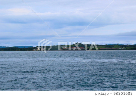 石垣島 竹富島に向かうフェリーより石垣島のリゾート地を望む 石垣島 竹富島に向かうフェリーより石垣島のリゾート地を望む 93501605