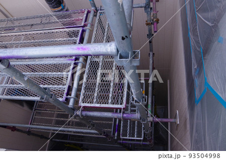 戸建て住宅の外壁塗装　屋根塗装　現場　足場の組まれた家　塗装工事　足場　住宅工事の様子　養生 93504998