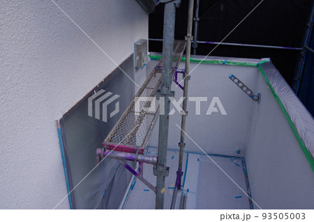 戸建て住宅の外壁塗装　屋根塗装　現場　足場の組まれた家　塗装工事　足場　住宅工事の様子　養生 93505003