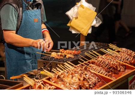 屋台 イカ焼きを焼く男性 夏祭り の写真素材