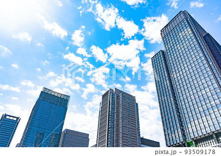 東京駅中央口の高層ビル 93509178