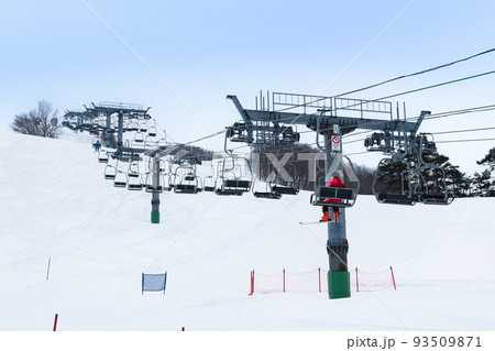 山形赤倉温泉スキー場ゲレンデとリフト 山形赤倉温泉スキー場ゲレンデとリフト 93509871