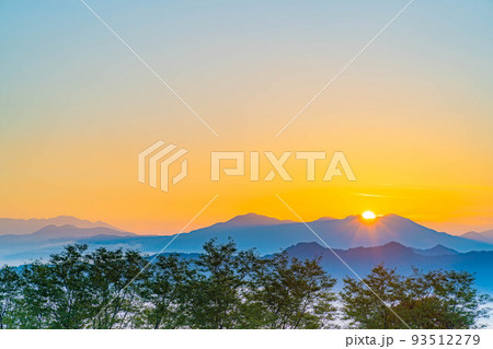 【秋素材】朝を迎える大峰高原と七色大カエデの紅葉【長野県】 93512279