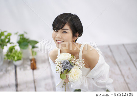 花束を持つ若い女性 花束を持つ若い女性 93512309