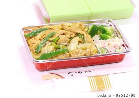 焼肉弁当 カレー風味 ピーマン タマネギ 明るい背景 焼肉弁当 カレー風味 ピーマン タマネギ 明るい背景 93512799