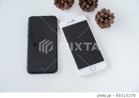 今や珍しくないスマホ2台持ち 今や珍しくないスマホ2台持ち 93513270