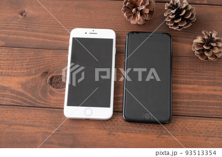 今や珍しくないスマホ2台持ち 93513354