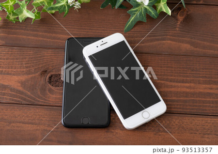 今や珍しくないスマホ2台持ち 93513357