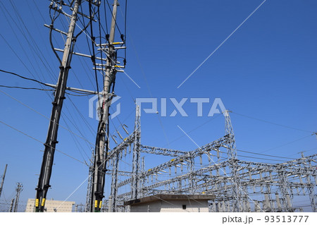 屋外変電設備と送電塔 93513777