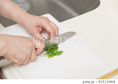 【三徳包丁で大葉を千切りにし薬味を作る】 【三徳包丁で大葉を千切りにし薬味を作る】 93513968