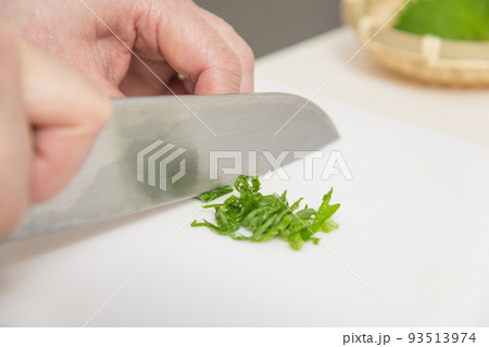 【巻いた大葉を千切りにし薬味を作る】 【巻いた大葉を千切りにし薬味を作る】 93513974