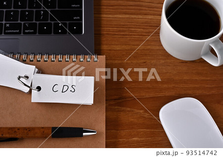 CDと書かれた単語帳とコーヒー CDと書かれた単語帳とコーヒー 93514742