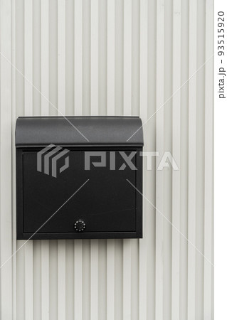 白い壁と黒いポスト 93515920