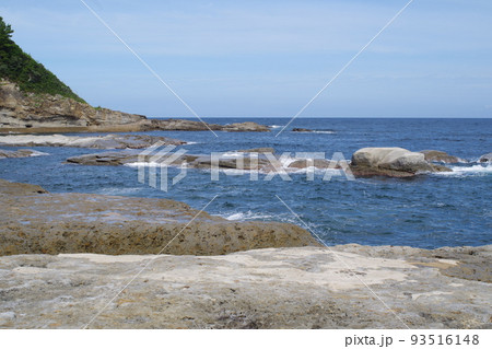 温泉津櫛島の海岸の景色 93516148