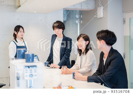 カフェに集うお客さま カフェに集うお客さま 93516708