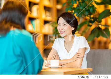 カフェで友達と話すミドルの女性 93517205