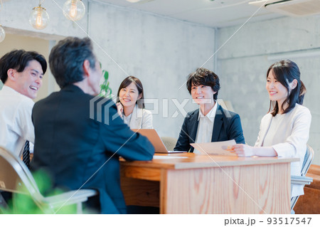 笑顔で会議をするビジネスパーソン 笑顔で会議をするビジネスパーソン 93517547