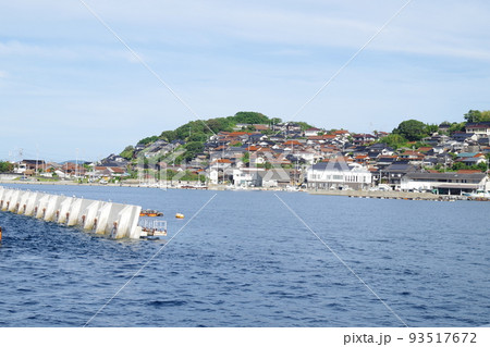 連絡船から眺めた萩大島の家並の景色 93517672