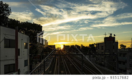 線路の向こうから朝日　小田急線　成城学園前から祖師ヶ谷大蔵方面 93517682