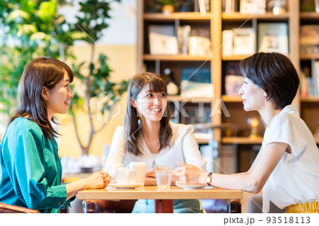 カフェで女子会をするミドルの女性 93518113