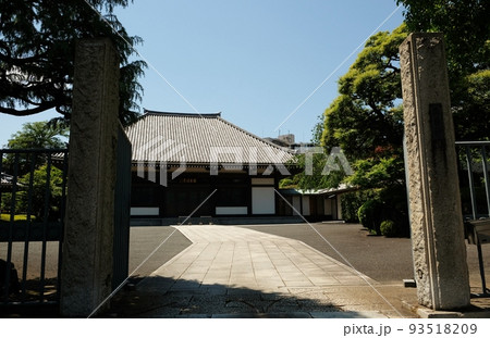 五月晴れのもと、新緑が美しく輝く海雲寺 五月晴れのもと、新緑が美しく輝く海雲寺 93518209