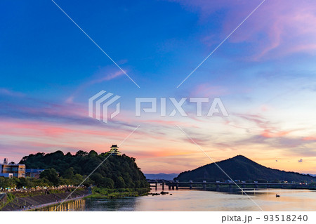 夕暮れの犬山城と木曽川 93518240