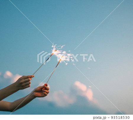 花火を持つ 花火を持つ 93518530