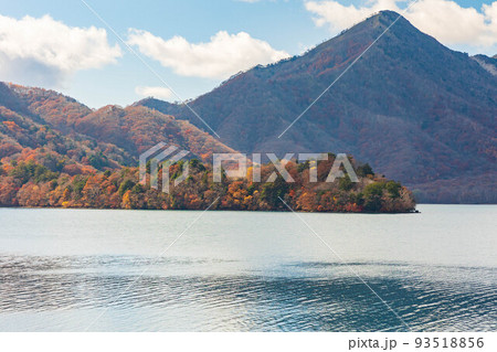 国内屈指の観光地　奥日光の秋　紅葉の中禅寺湖 93518856
