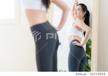 女性　ダイエット　フィットネス　ビューティー　エクササイズ 93518958