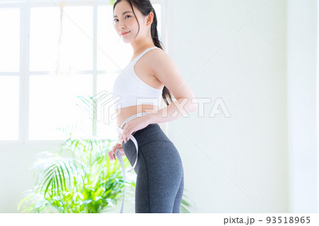 女性　ダイエット　フィットネス　ビューティー　エクササイズ 93518965