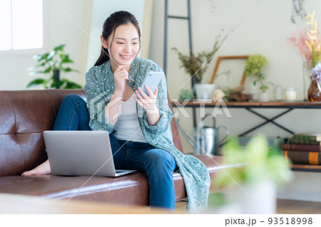 女性 リビング ライフスタイル パソコン テレワーク ニューノーマル 女性 リビング ライフスタイル パソコン テレワーク ニューノーマル 93518998