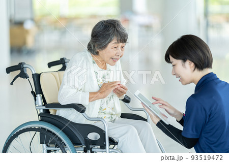 介護士、介護福祉士、女性介護士　おばあさんと介護士 93519472