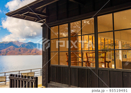 国内屈指の観光地　奥日光の秋　紅葉の英国大使館別荘記念公園 93519491