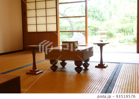 日本家屋の縁側に置かれた将棋盤 日本建築 93519576